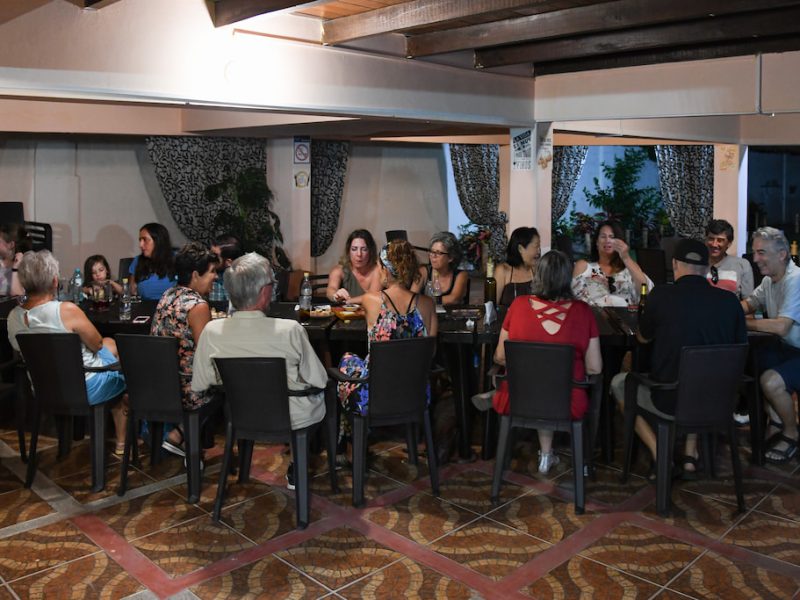 Clientes en Restaurante Chankete · Salinas, Ecuador 